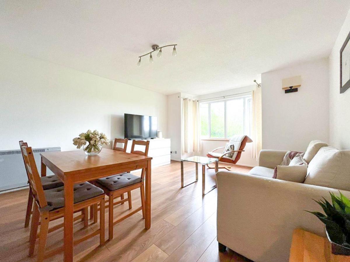 Lovely 2 Bedroom Flat With Free Parking, Great Transport Links To London, The Excel Centre, Canary Wharf And The O2! Leilighet