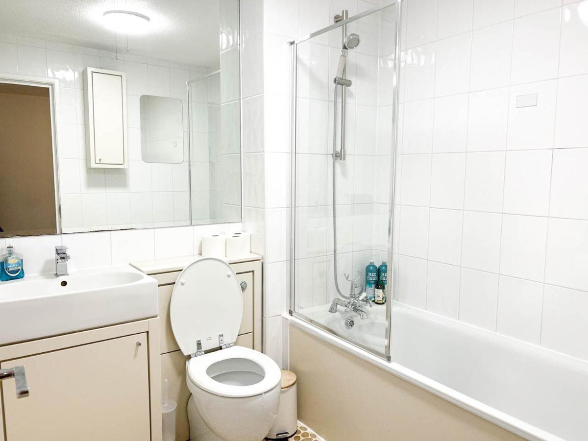 Lovely 2 Bedroom Flat With Free Parking, Great Transport Links To London, The Excel Centre, Canary Wharf And The O2!