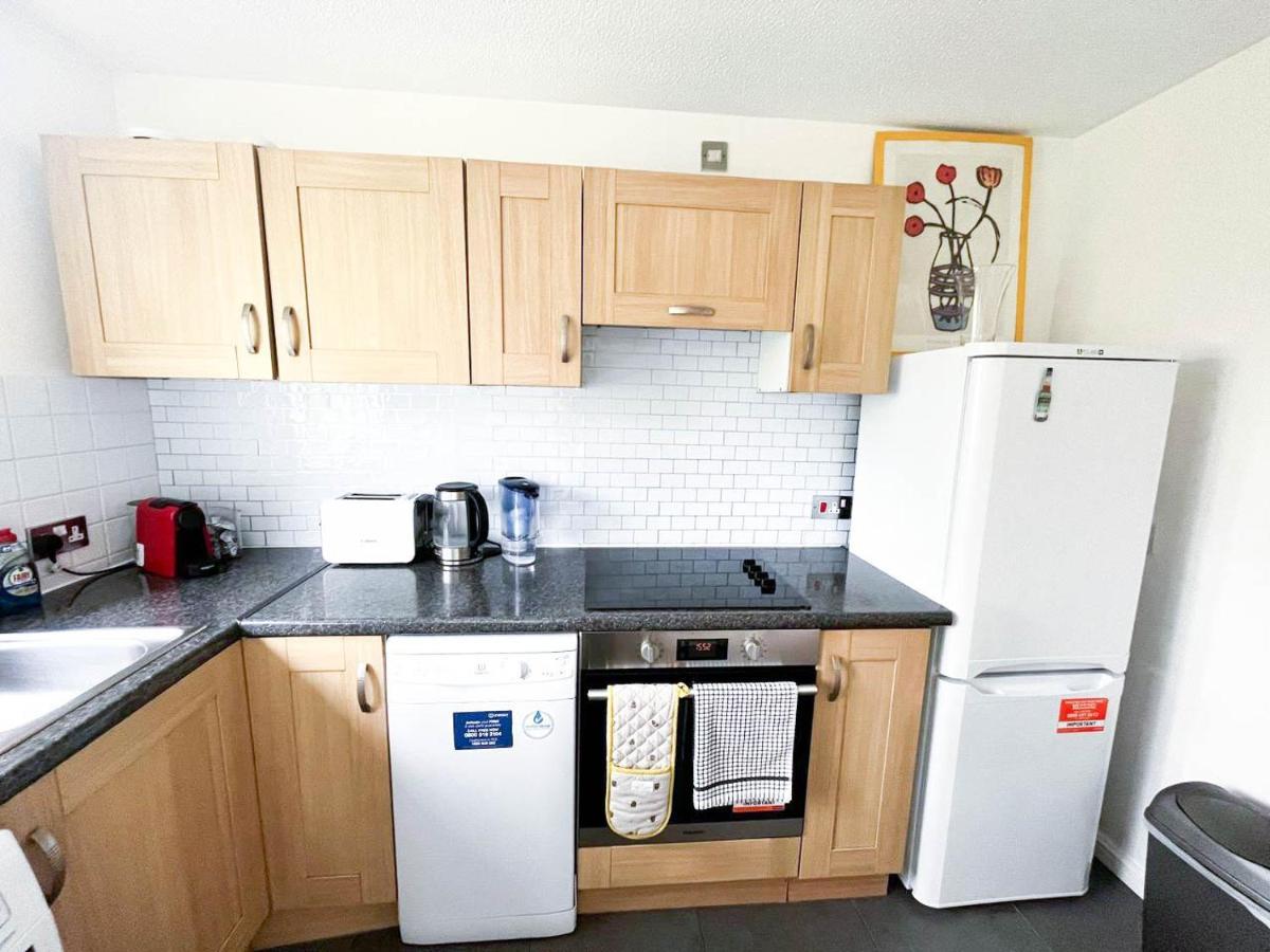 Lovely 2 Bedroom Flat With Free Parking, Great Transport Links To London, The Excel Centre, Canary Wharf And The O2! *