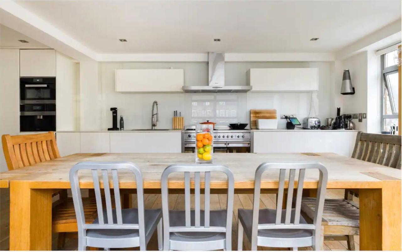 Stunning 3 Bedroom, 3 Bathroom Duplex With Terrace London