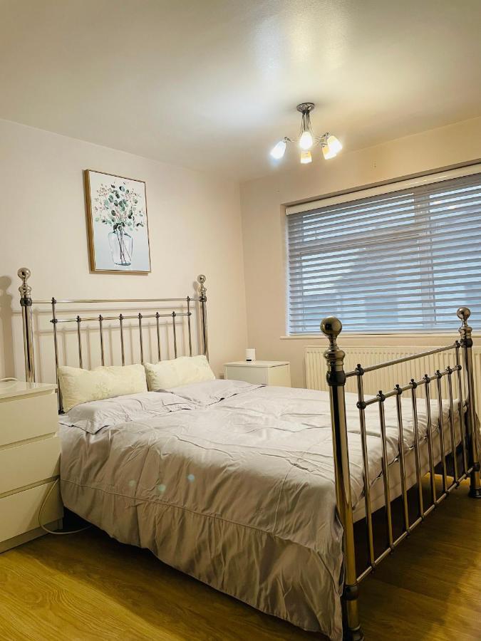 Cosy Spacious 2 Bedrooms With Dedicated Off Street Parking * London