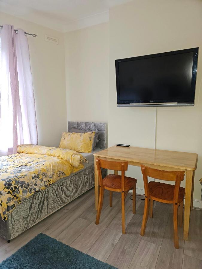Homestay Apartment, Line *