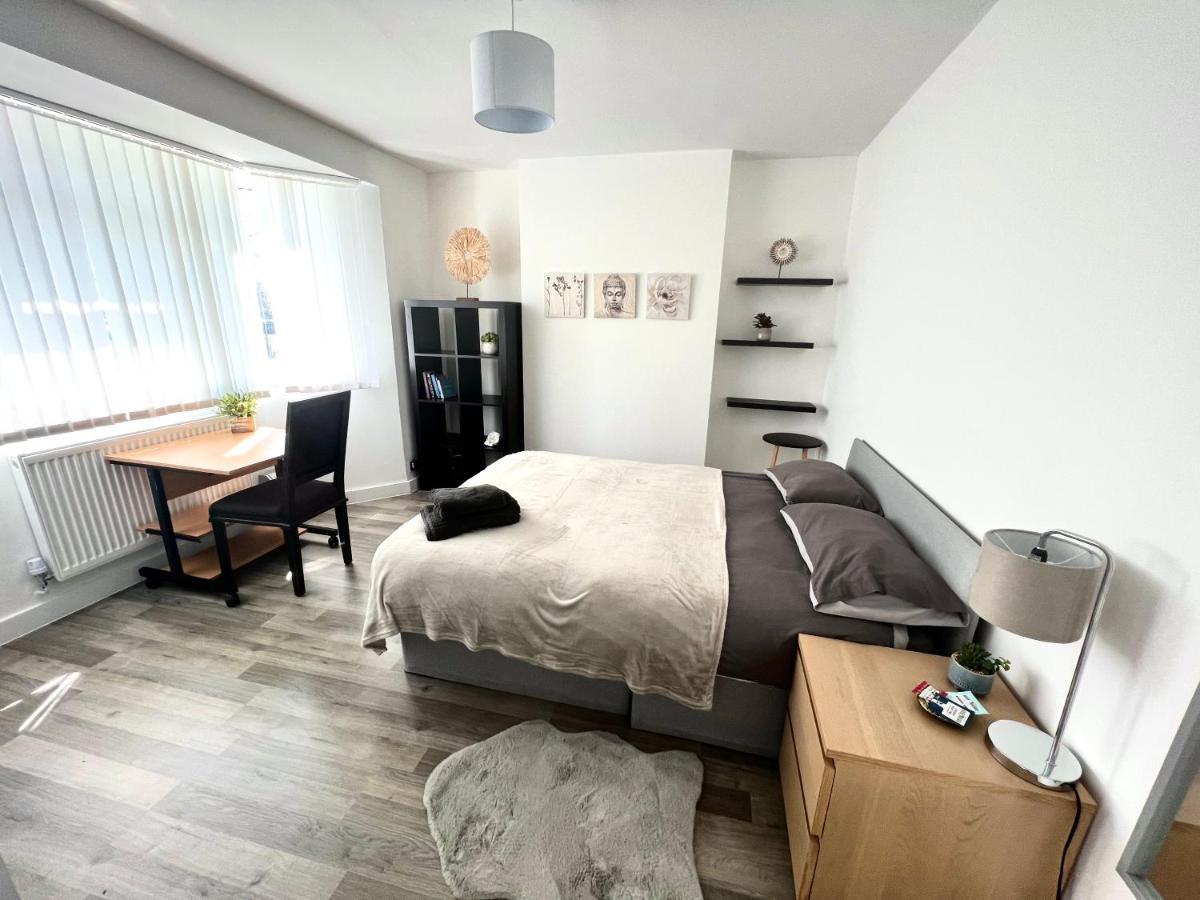 Guest house Modern Double With Fire Tv