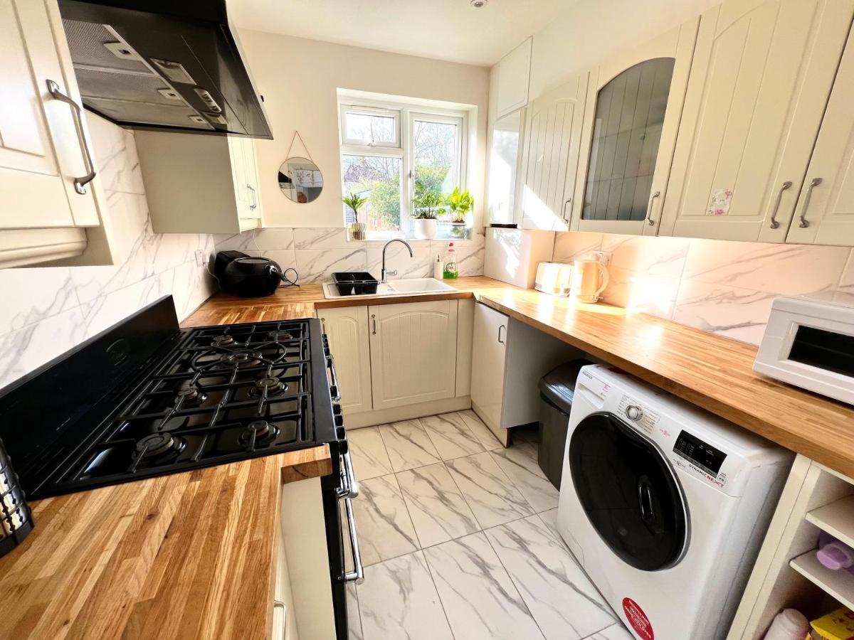 Guest house Modern Double With Fire Tv London