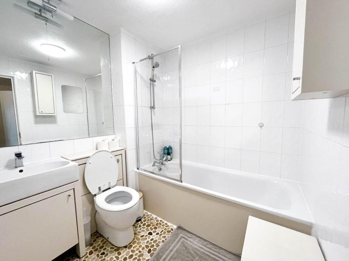Lovely 2 Bedroom Flat With Free Parking, Great Transport Links To London, The Excel Centre, Canary Wharf And The O2! Leilighet *