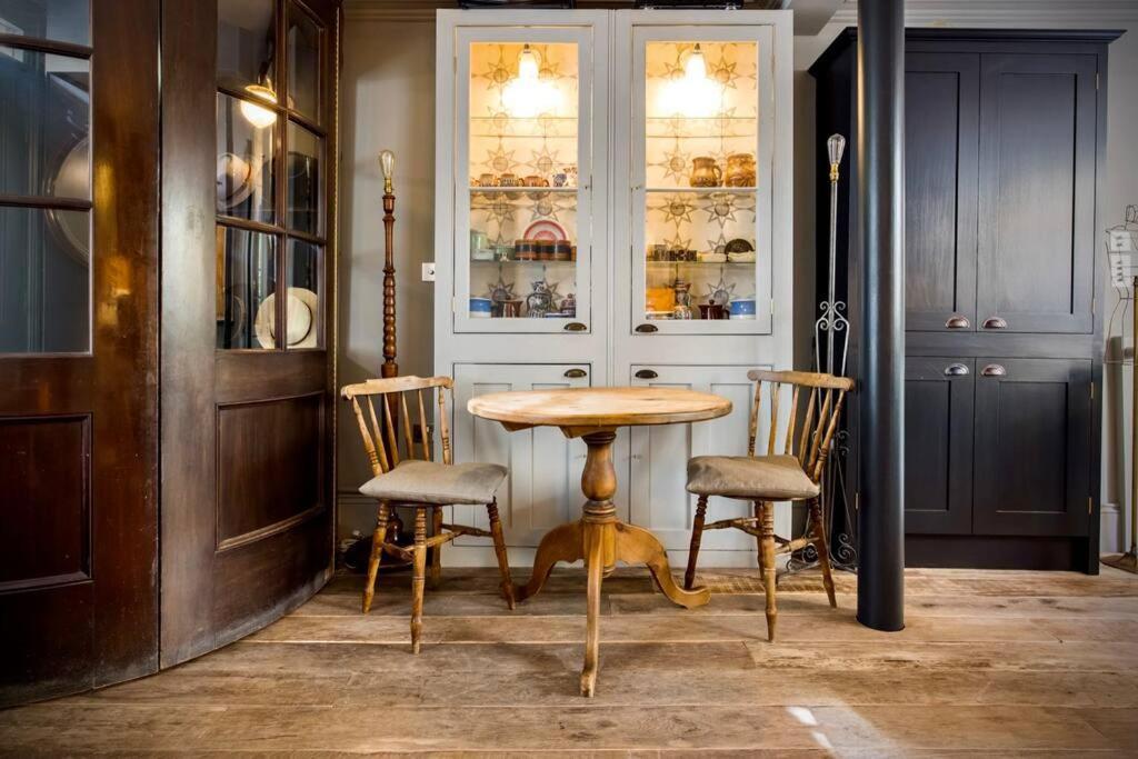 Kings Cross, Self-contained House & Private Garden Holiday home *