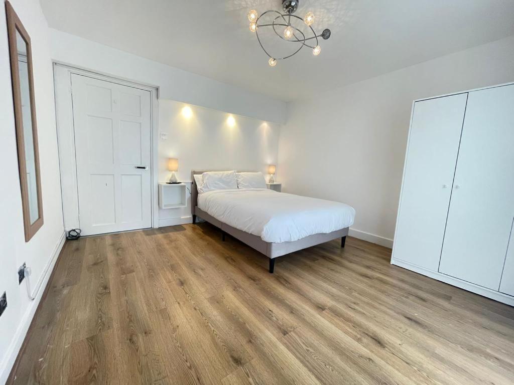 Deluxe Spacious In Beckton * London