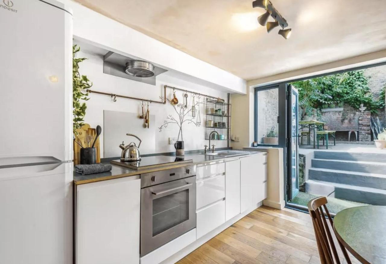 Modern Flat With King Bed, Garden & Outdoor Dining Apartment