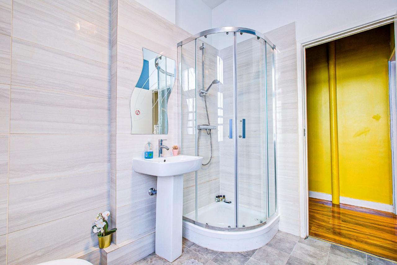 With A Large Toilet And A Separate Budget Price Apartment *