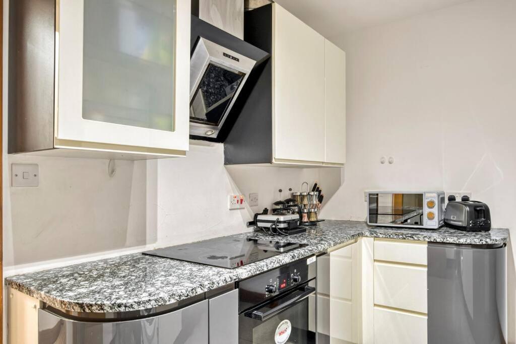 Apartment Spacious 3 Bed Apt- Earls Court *