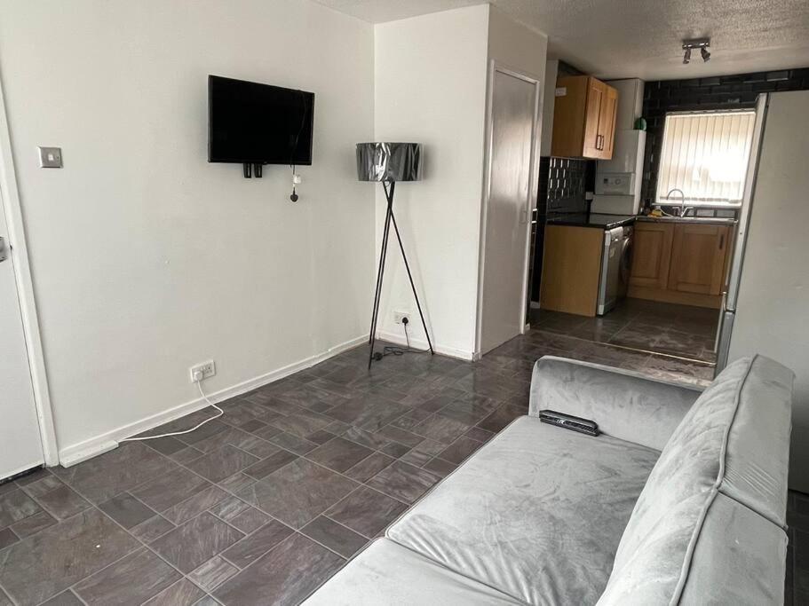 New! 4 Bedroom House With Garden And Lawn