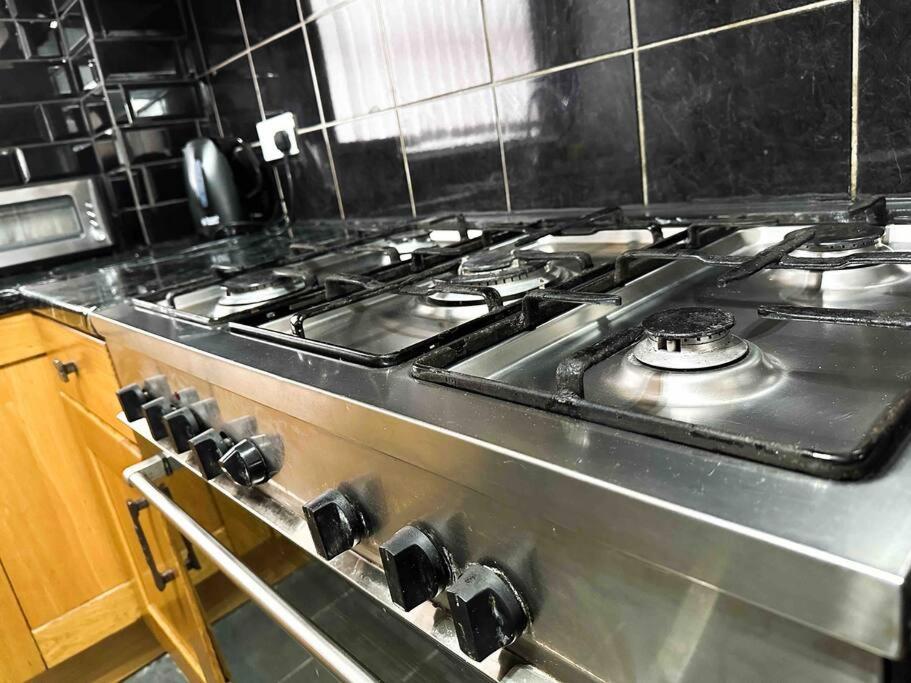 New! 4 Bedroom House With Garden And Lawn Vakantiehuis *