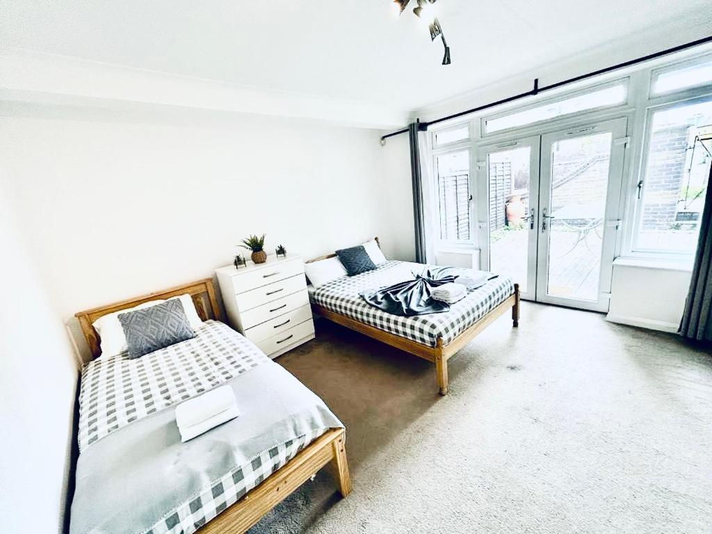 Privat overnatting Up To 3 People, In A Share House With Private Garden Access