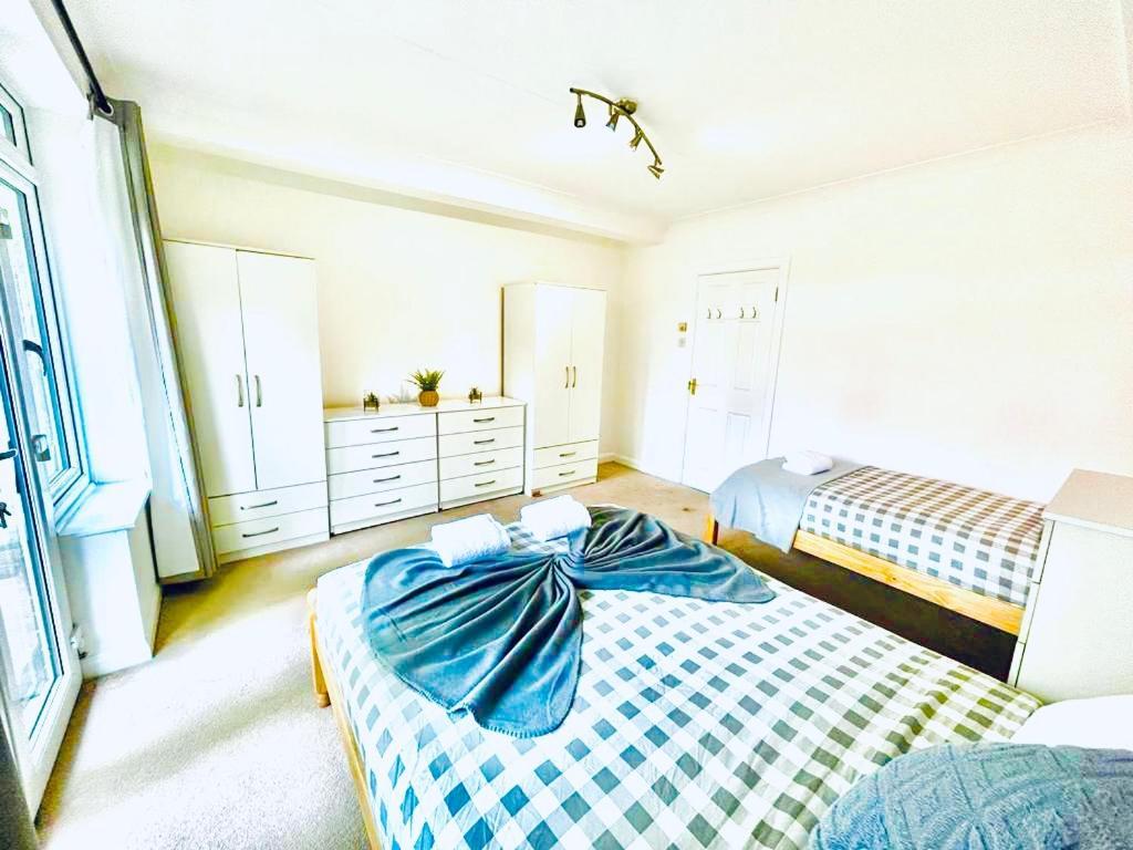 Up To 3 People, In A Share House With Private Garden Access Privat overnatting *
