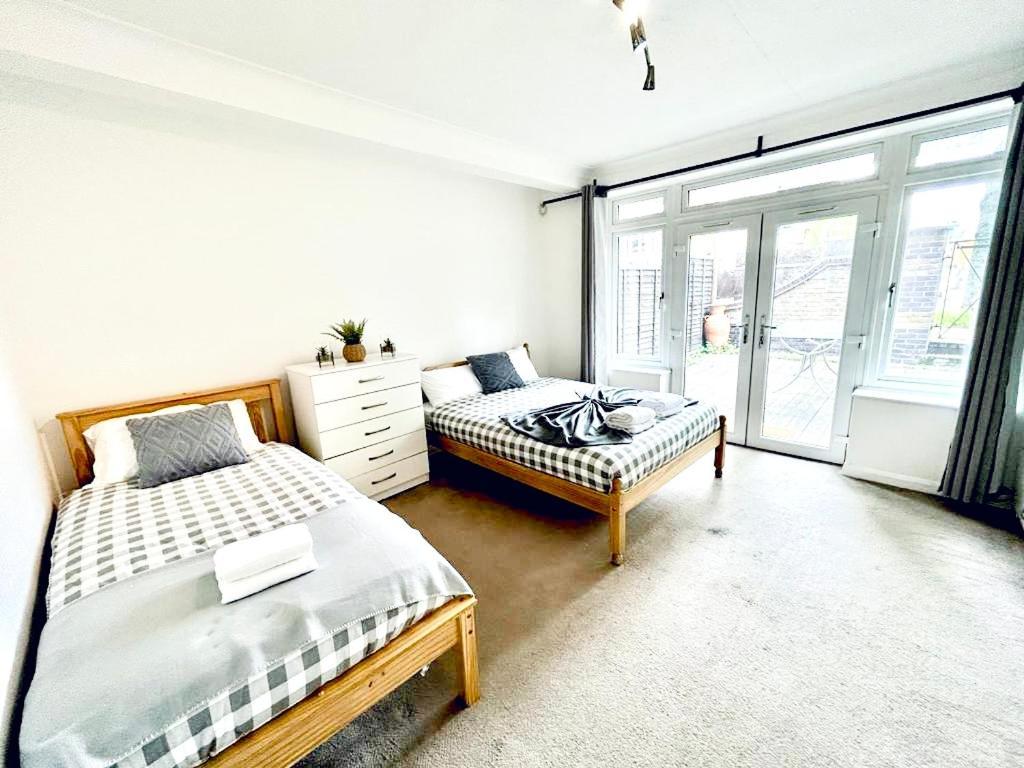 Privat overnatting Up To 3 People, In A Share House With Private Garden Access London
