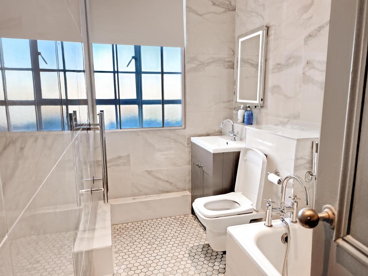 Chelsea Flat 10 Mins Harrods, Balcony, Gym, Air Conditioning Londen