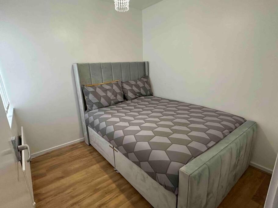 Vakantiehuis New! 4 Bedroom House With Garden And Lawn