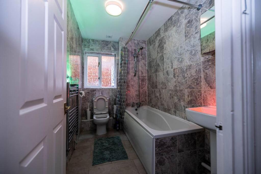 3 Bedrooms House-sofabed-parking-bbqstove-garden * Londres
