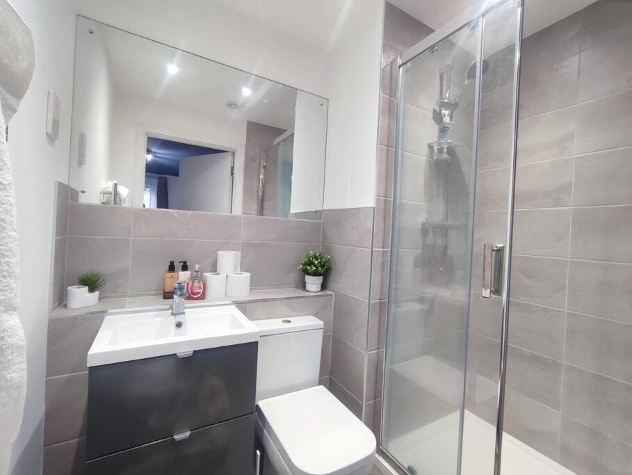 Apartment Luxury 3br Apt, Close To Excel, O2, Airport! *
