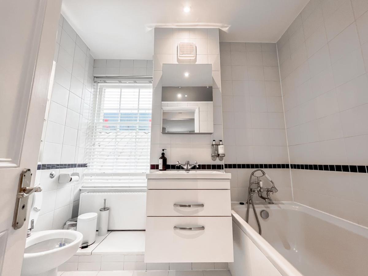 Holiday home Beautiful & Historic Victoria 3brs Retreat With Ac London