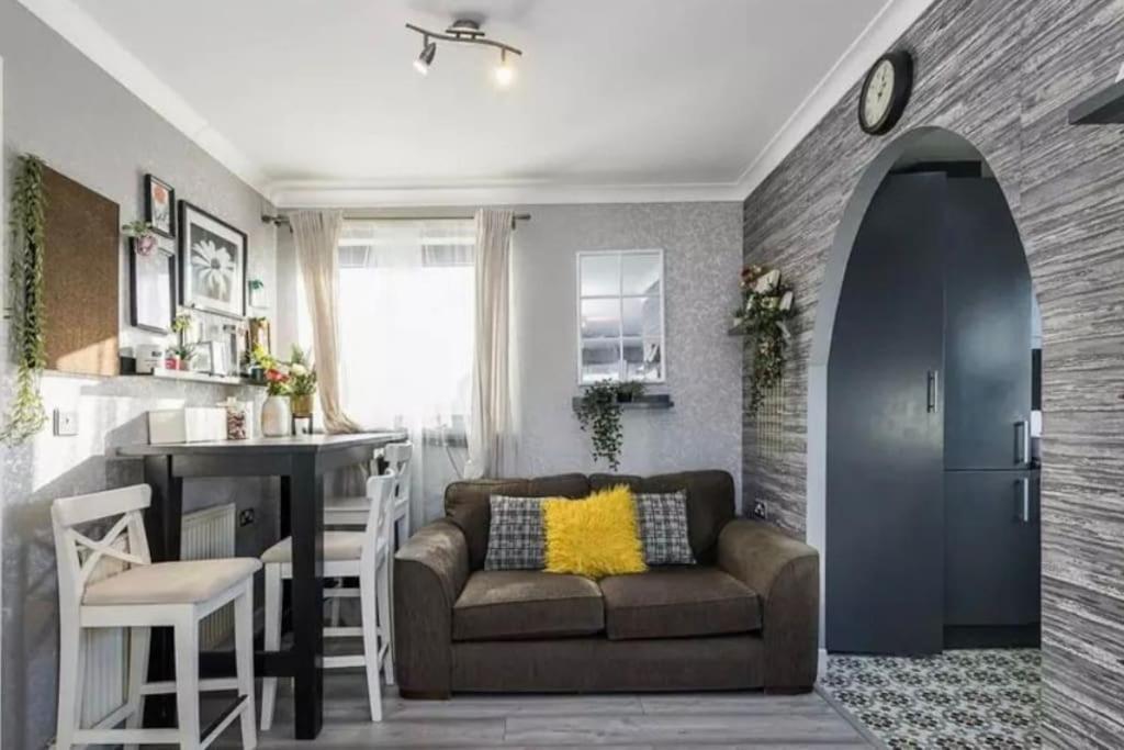 Luxury Canary Wharf Two Bedroom *rare * *