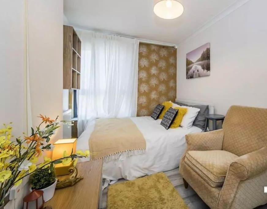Luxury Canary Wharf Two Bedroom *rare * Apartment London