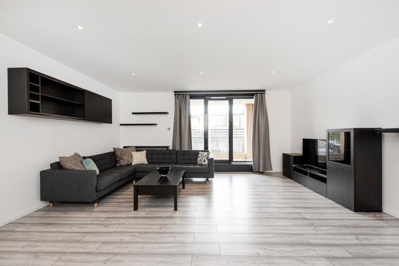 Large And 2 Bed * Londen