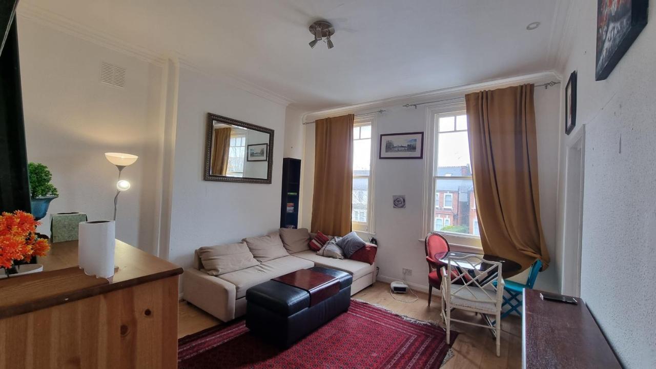 Bed & Breakfast Extra Large One Bedroom Flat With Parking Londen