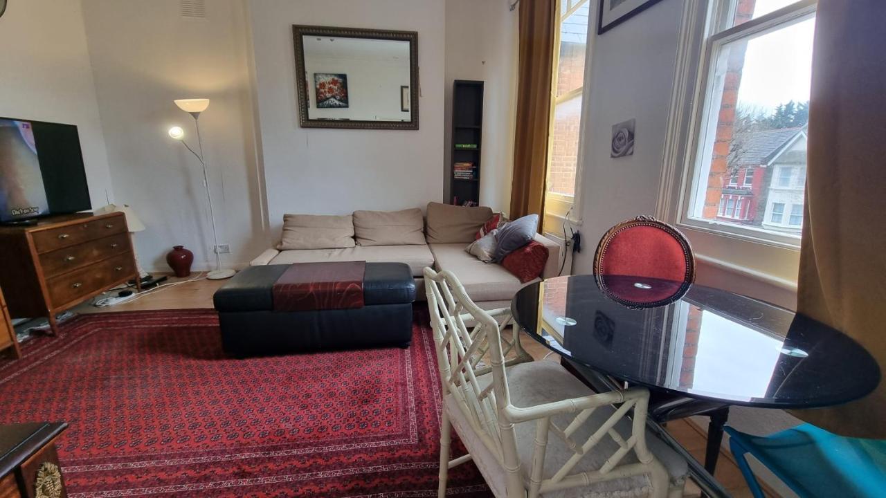 Extra Large One Bedroom Flat With Parking Londen