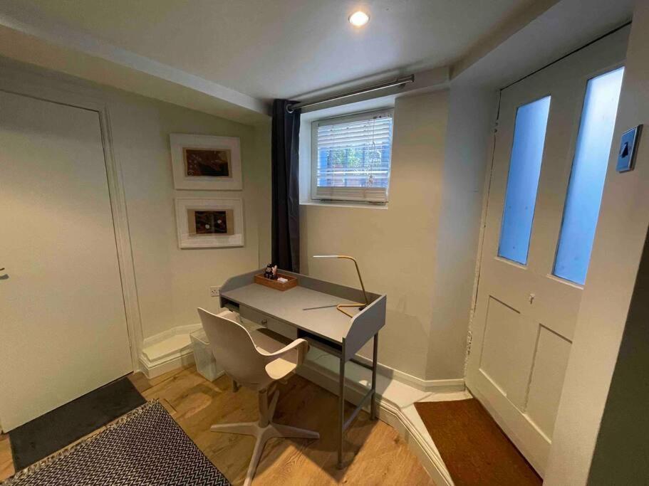 Cute Basement Studio Apartment *