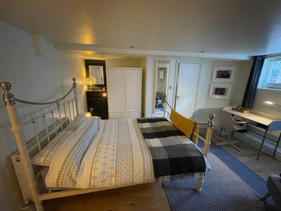 Cute Basement Studio * London