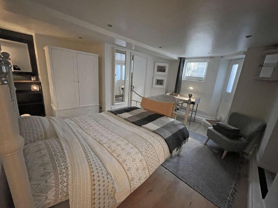 Cute Basement Studio * London