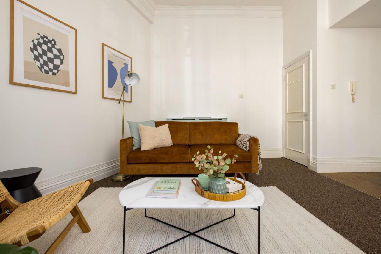 Apartment Spacious With Office & Rear Terrace London