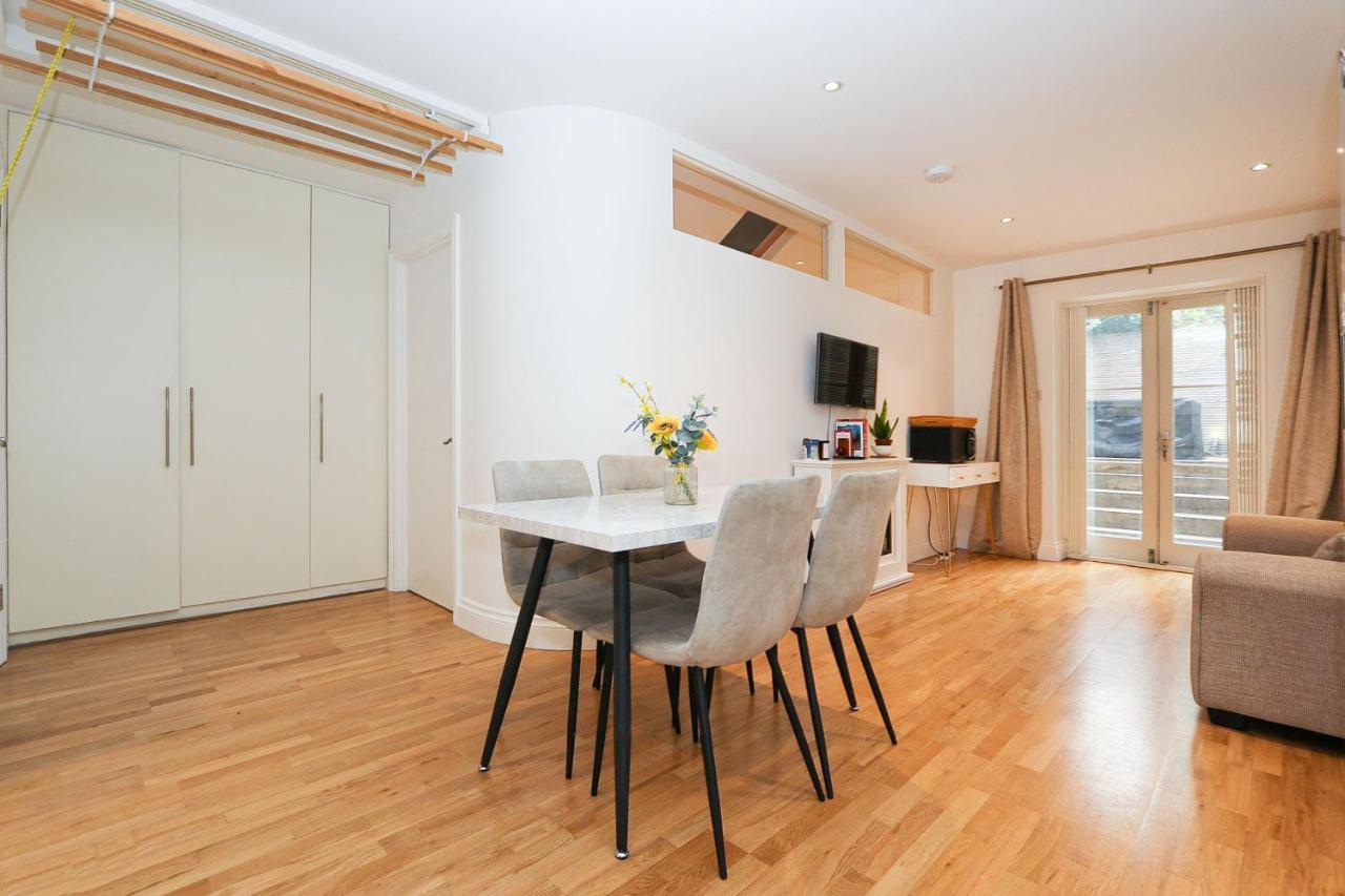 Apartment Bright 2-bed Garden Flat With Skylights In Chelsea London