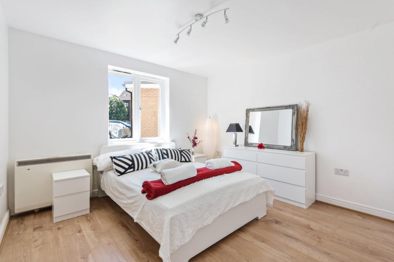 2 Bed Flat, Dedicated Workspace, Parking, 4ktv Appartement Londen