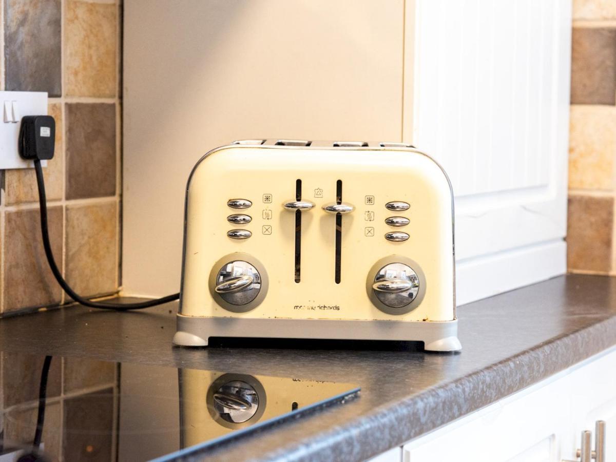 Pass The Keys - Spacious Modern 2br Flat For 6, 3min Walk To Hammersmith Station Apartment *