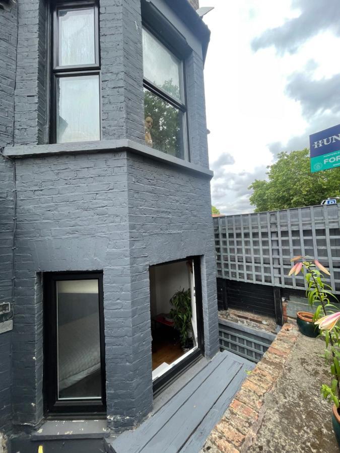 Appartement Modern Flat With King Bed, Garden & Outdoor Dining Londen