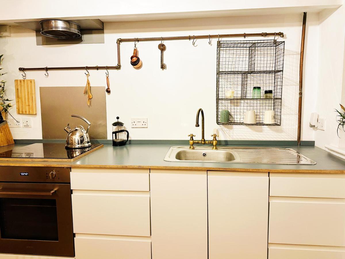 Modern Flat With King Bed, Garden & Outdoor Dining * Londen