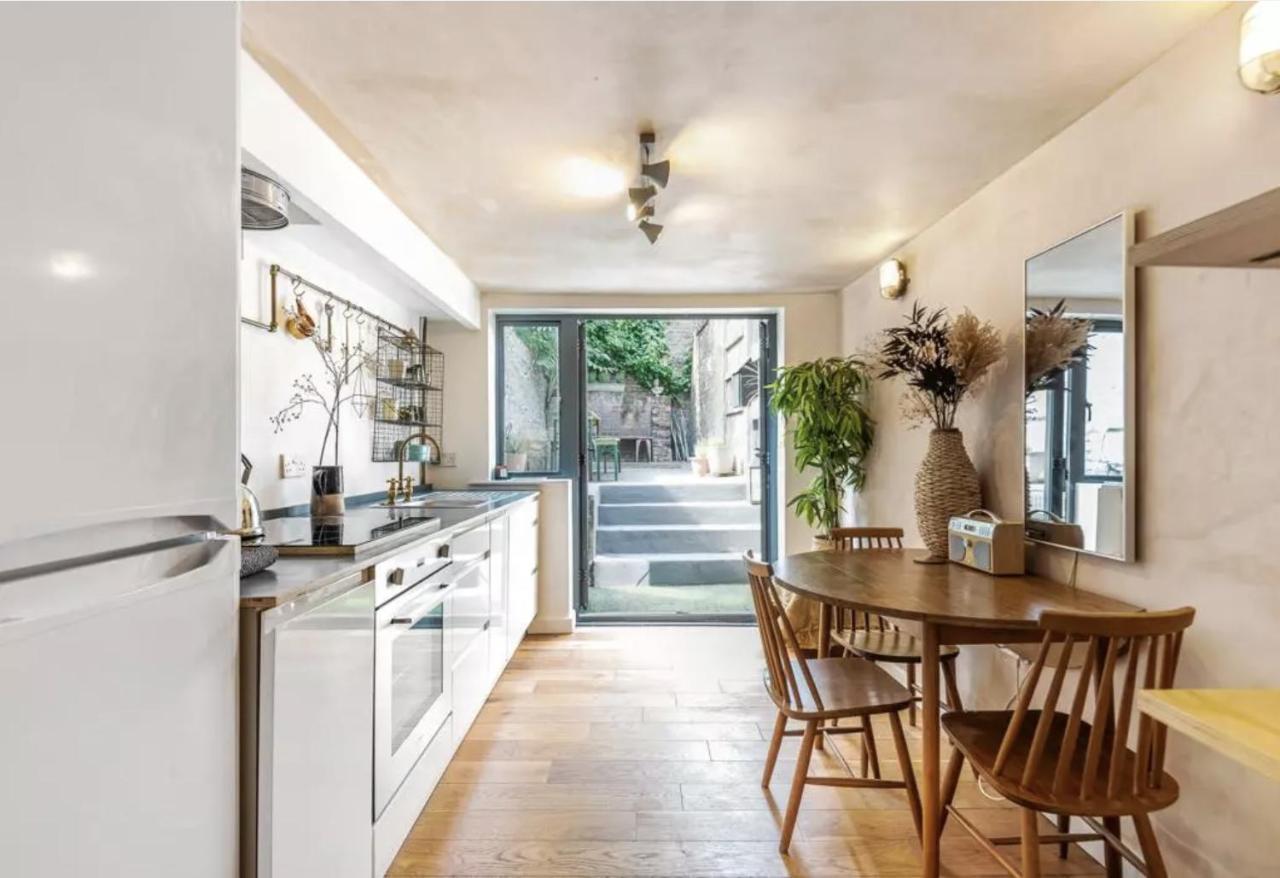 Modern Flat With King Bed, Garden & Outdoor Dining Appartement *