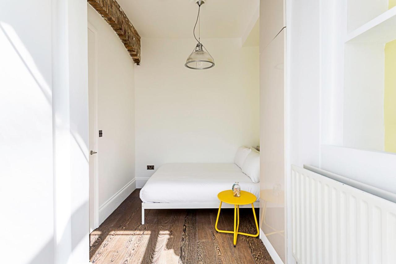Charming Flamingo In Paddington Apartment *