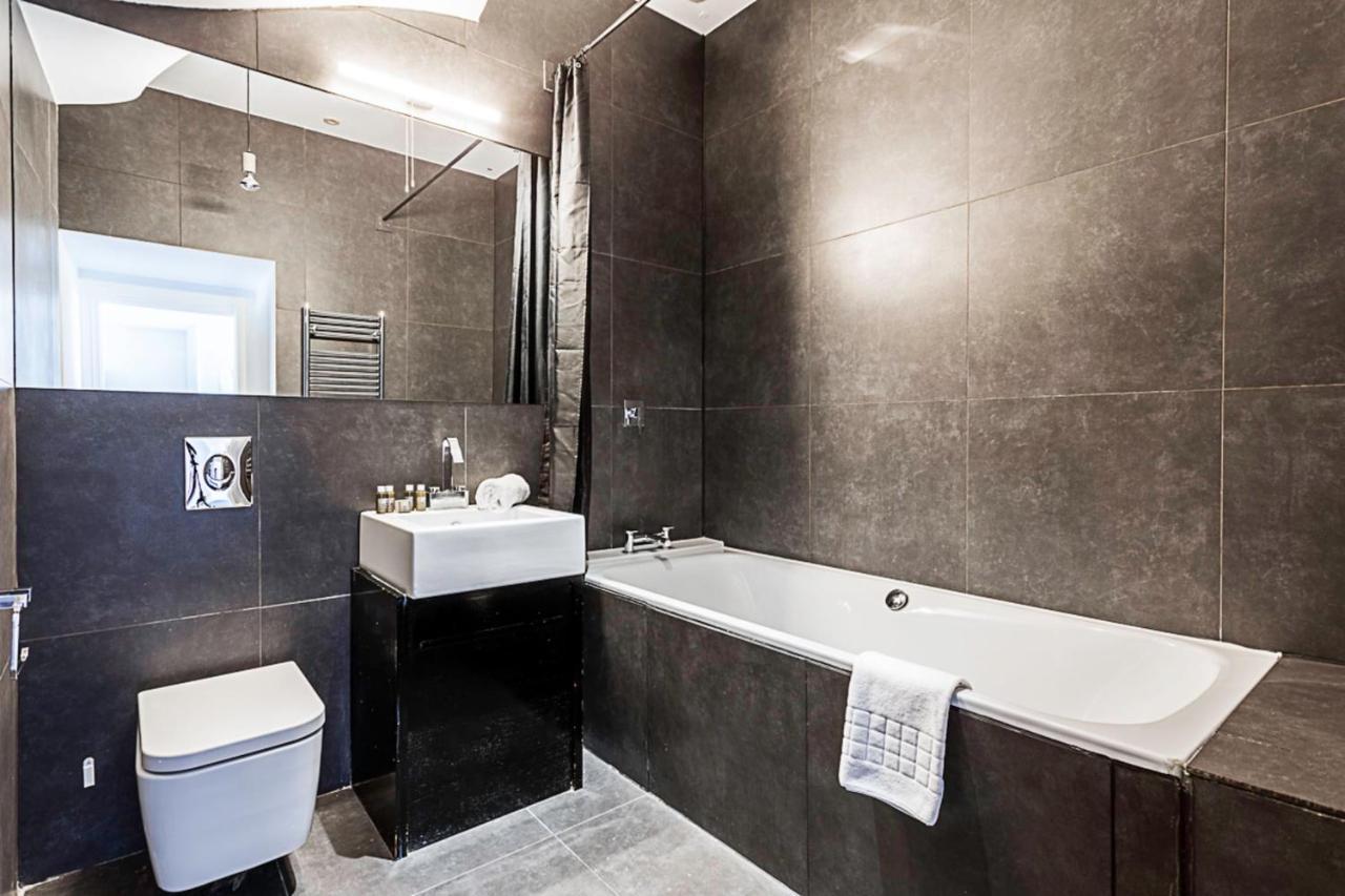 Charming Flamingo In Paddington Apartment London