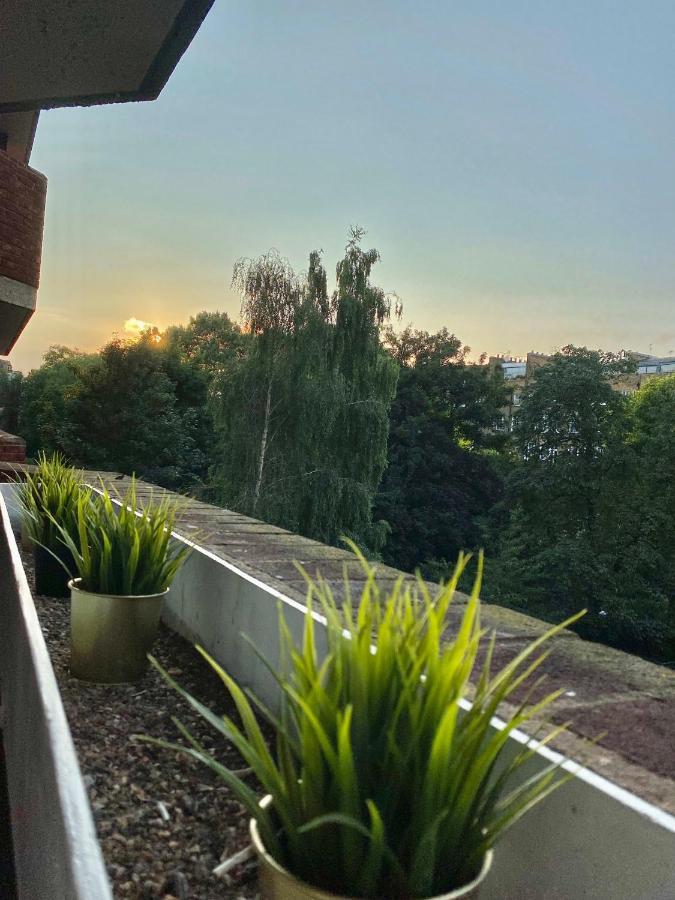 Apt- Balcony-kensington- 24 7 Security Leilighet