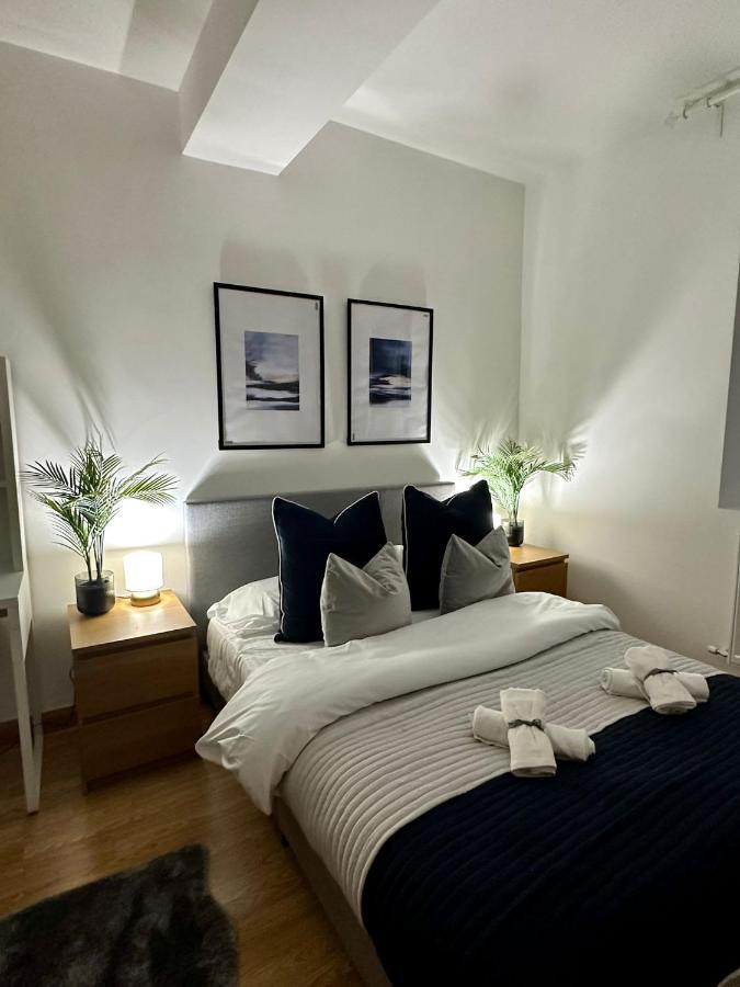 Retreat To A Stylish Ensuite In Ferienhaus *