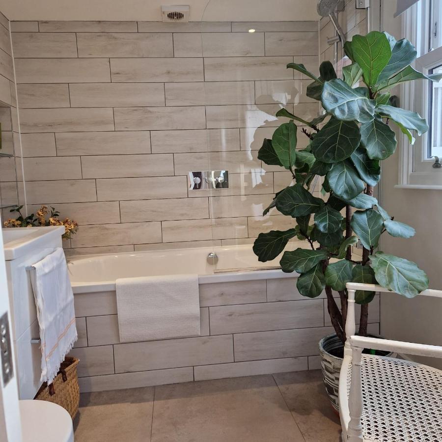 Colourful 2 Bed 2 Bath Tooting House Apartment London