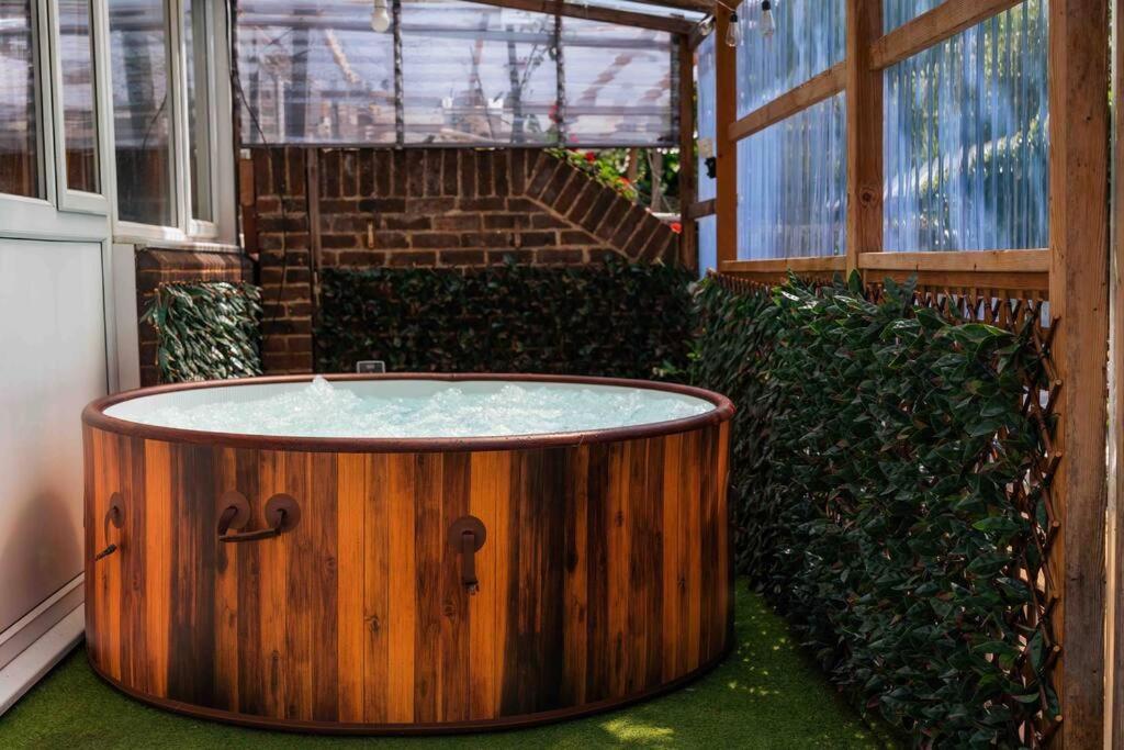 Contractor Base With Pool Table Holiday home London