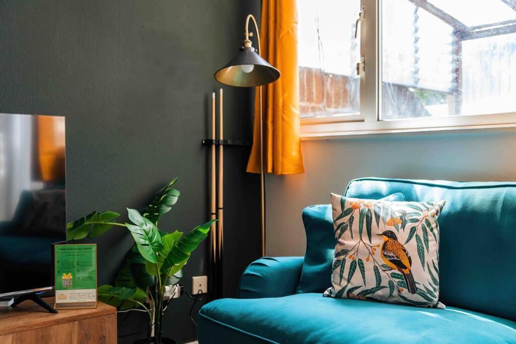 Contractor Base With Pool Table * London