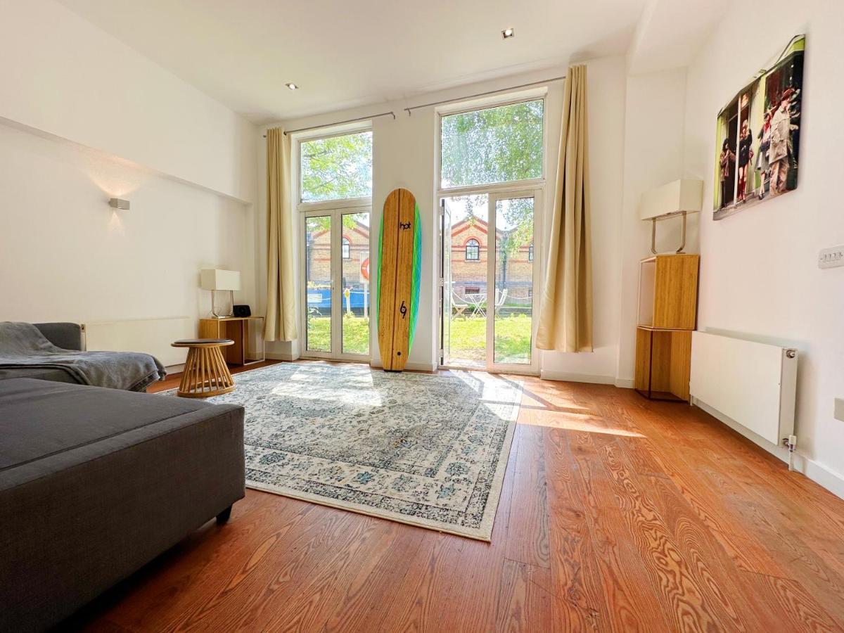 Portobello Dock Canalside Apartment *