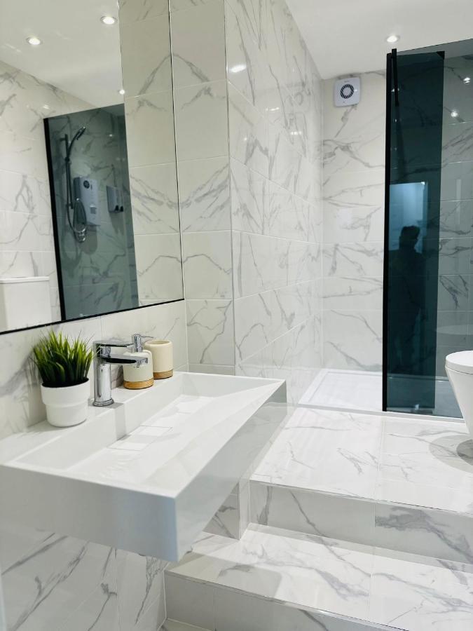 Gjestgiverier Marbel Aldgate *