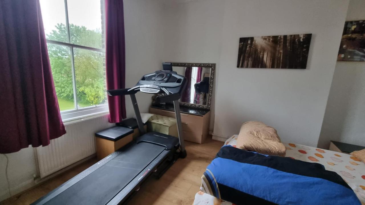 Extra Large One Bedroom Flat With Parking * Londen