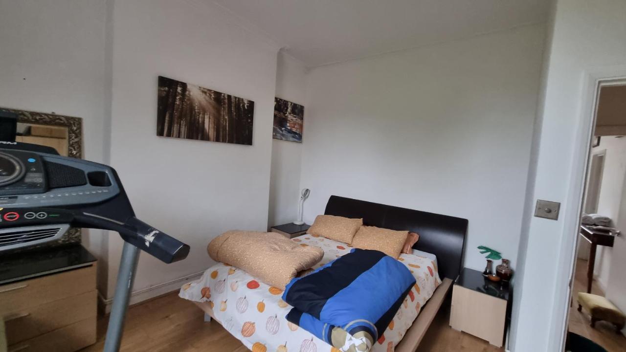 Bed & Breakfast Extra Large One Bedroom Flat With Parking Londen